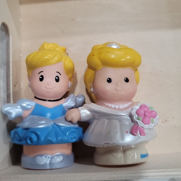 Fisher Price Little People Cinderella Ball dress and Wedding dress - Picture 2 of 8